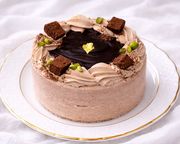 半解凍で美味しい/ショコラデコレーション 生チョコ飾り ベルギー産チョコレート・北海道の生クリーム・小麦粉・バター100％使用 12号（直径約36cm）（キャンドル＋ポストカード）（室温または冷蔵庫で半解凍でも美味しくお召し上がりいただけます。） 1