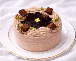 NEW 半解凍で美味しい/ショコラデコレーション 4号（直径約12cm）生チョコ飾り ベルギー産チョコレート・北海道の生クリーム・小麦粉・バター100％使用 お急ぎ便対応（キャンドル＋ポストカード）（室温または冷蔵庫で半解凍でも美味しくお召し上がりいただけます。）