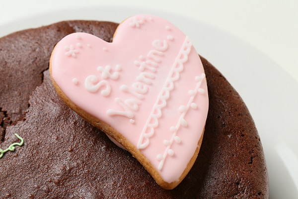 バレンタイン2020 バレンタイン限定 アイシングクッキー添え薔薇のガトーショコラ 6号 18cm 6