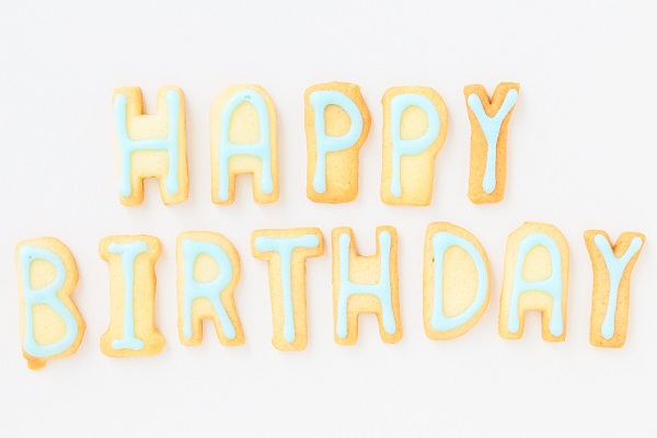 HAPPY BIRTHDAYアイシングクッキー付き イラストキャラクターデコレーションケーキ（チョコ生クリーム） 6号 18cm 7