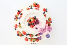 フラワー添え苺のパーティデコレーションケーキ 3段 10号×7号×5号 2
