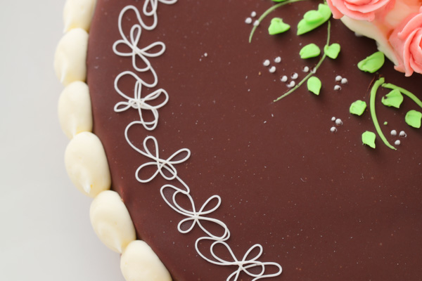 昔懐かしいチョコレートデコレーションケーキ 6号 18cm （お菓子工房 ロリアン） | Cake.jp
