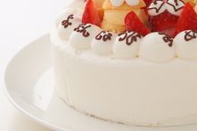 シュークリームといちごでにぎやかにお祝い！生クリームデコレーションケーキ 6号 18cm 10
