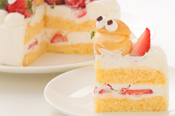 シュークリームといちごでにぎやかにお祝い！生クリームデコレーションケーキ 4号 12cm 8