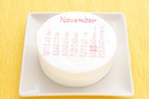 赤ちゃん肌みたいなつるつるまっしろ韓国ケーキ！ カレンダーでお祝いセヨ！ 5号 15cm《センイルケーキ》 1