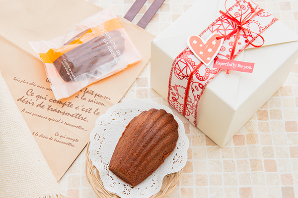 チョコのマドレーヌ 2個セット ラッピング済（菓子工房オカダ） | Cake.jp