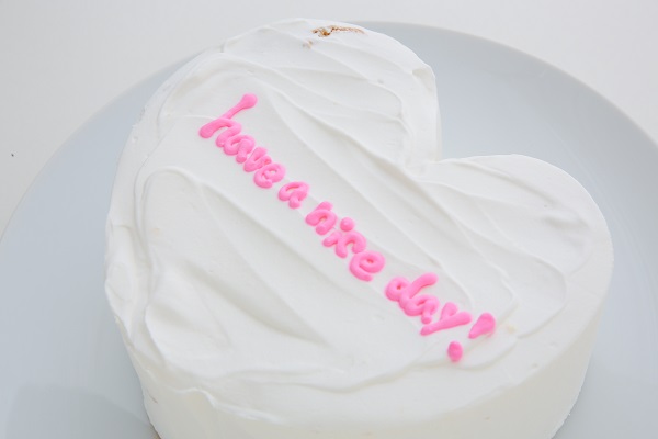 韓国ケーキ 6号 ホワイト ハートのメッセージケーキ 18cm センイルケーキ  4