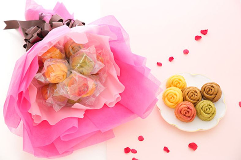 プレミアムクイーン 12輪のバラのマドレーヌの花束 