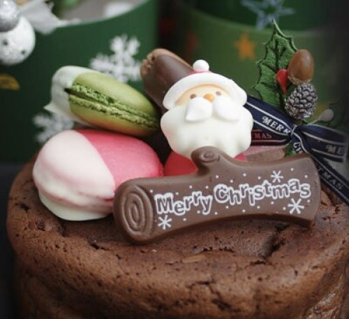 【クリスマスケーキ】Xmasガトーショコラ5号（15センチ）３種類のチョコ掛けマカロン付き