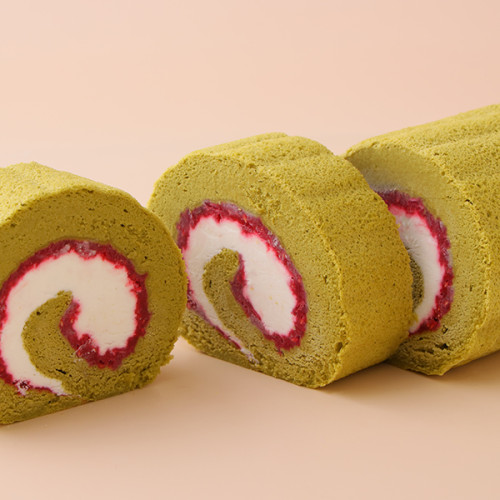 薔薇とラズベリーのコンフィチュールを包み込んだ抹茶のロールケーキ