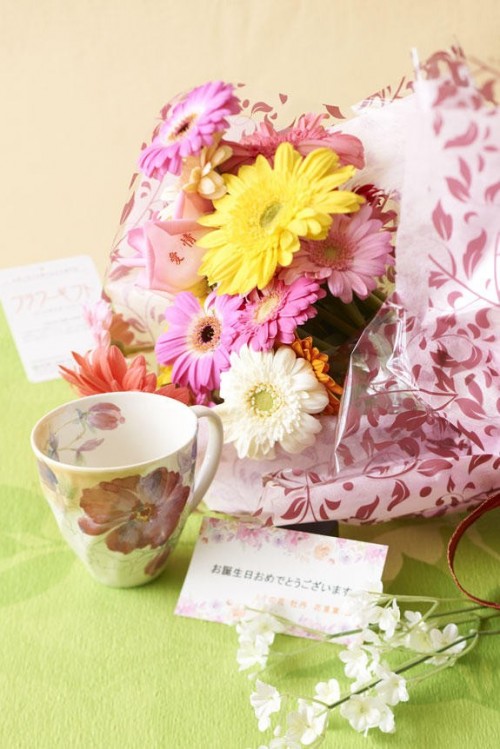 花とギフトのセット メッセージフラワー（ガーベラの花束）とコーヒーカップセット（5月の誕生日・記念日用）
