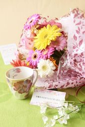花とギフトのセット メッセージフラワー（ガーベラの花束）とコーヒーカップセット（5月の誕生日・記念日用） 母の日2024