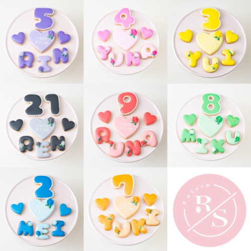 薔薇デザインプレートセット♪アイシングクッキーセット（プレート＋装飾ハート2つ）＋でお好きなアルファベットや数字をお選びください。オリジナルメッセージ可。全8色。誕生日や記念日、推しのお祝いなどにオススメ《アルファベット・数字：2枚》