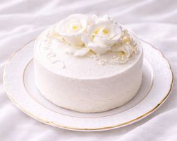 NEW バラの生クリームバースデーケーキ 3号 北海道生クリーム お1人様用  宅配 いたします 3種類のケーキからお選びください  お試し価格品  自家製の苺コンポートとゼリーをサンド