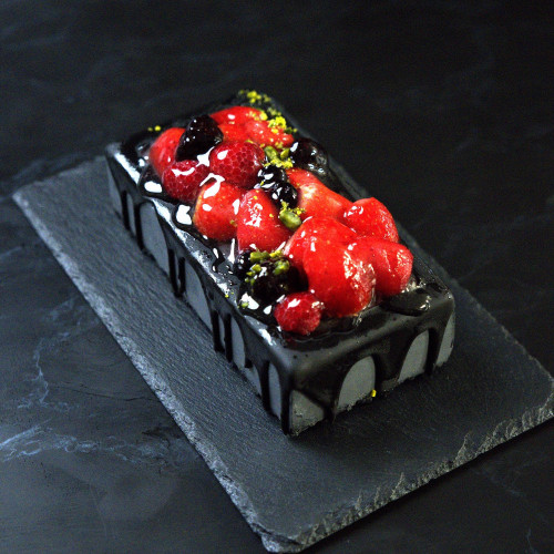 宝石箱のような春のフルーツのチーズムースドリップケーキ 