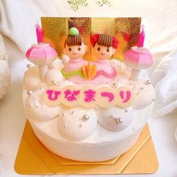 ふわふわ絞りが可愛いホワイトひなまつりケーキ