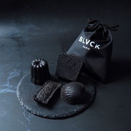 竹炭を贅沢に使った黒い焼菓子アソートセット（巾着入り）