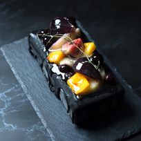 宝石箱のような夏のフルーツのチーズムースドリップケーキ：お中元2025
