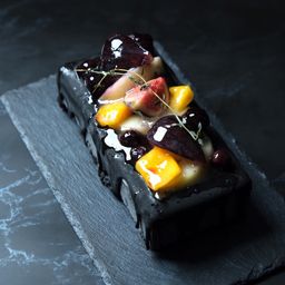 宝石箱のような夏のフルーツのチーズムースドリップケーキ：お中元2025