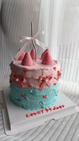 いちごとリボンのパステルカラーケーキ