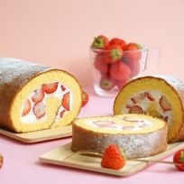 いちご がこぼれ落ちるほど入ったロールケーキ