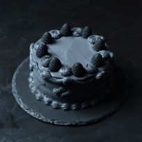 黒の美学を極めた4号サイズの王冠ショートケーキ