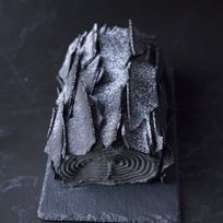 【期間限定】黒の美学を纏ったブッシュドノエル：クリスマス2025