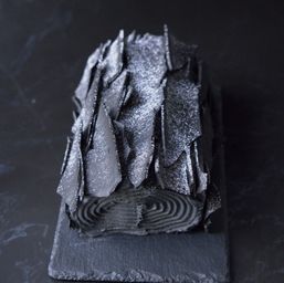 【期間限定】黒の美学を纏ったブッシュドノエル：クリスマス2025