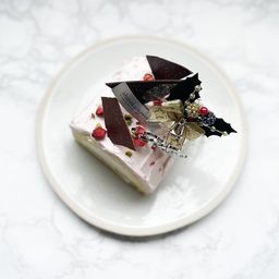 白金クリームブッシュドノエル（苺）ハーフ クリスマス2025
