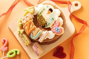 【店頭受取】ＴＯＲＯＫＥＲＵクラシックショコラ フォトケーキ アイシングクッキーケーキ 写真ケーキ 5号 15cm 【お好きなイラストも人気です】