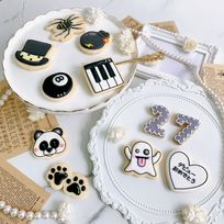 【店頭受取】☆～黒推しのあなたへ♥～ 絵文字プレートセット♪《数字（2桁まで）＋プレート＋お好きな絵文字アイシングクッキーのセット！》