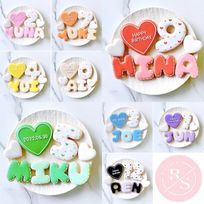 【店頭受取】♥︎ハートドットアイシングクッキーセット♥︎（プレート＋装飾ハート2つ）＋でお好きなアルファベットや数字をお選びください。オリジナルメッセージ可。全9色。誕生日や記念日、推しのお祝いなどにオススメ《アルファベット・数字：1枚》