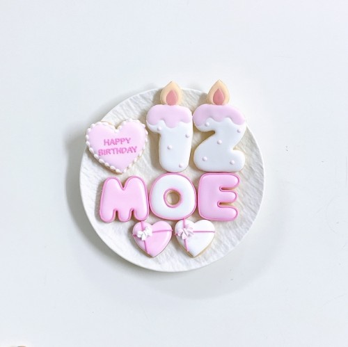 【店頭受取】◻︎メモリアルアイシングクッキーセット（メッセージプレート＋小ハート2つ）＋でお好きなアルファベットまたは数字をお選びください♪《アルファベット・数字：10枚》