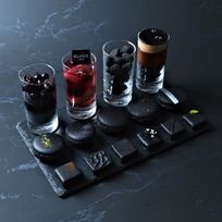 漆黒のアフタヌーンティーセット | ボンボンショコラ・マカロン・グラスデザート：バレンタイン2026