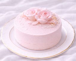 NEW バラのピンク色の苺味生クリームバースデーケーキ 3号 北海道生クリーム お1人様用  宅配 いたします 3種類のケーキからお選びください  お試し価格品 