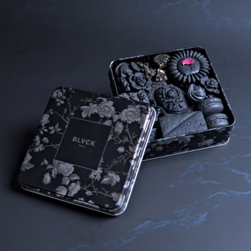 9種の香りが詰まった漆黒の薔薇のクッキー缶