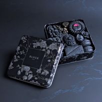 9種の香りが詰まった漆黒の薔薇のクッキー缶