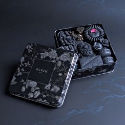 芳醇な9種の香りが詰まった漆黒の薔薇のクッキー缶