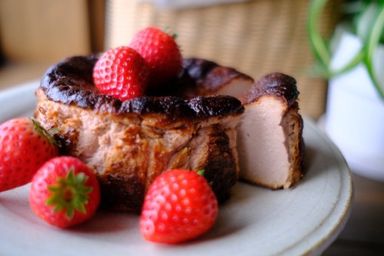 軽井沢農園パティスリーより高原いちごバスクチーズケーキ   ４号（プレザーブジャム付き）