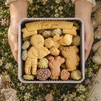 【お急ぎ便対応】花束を贈るクッキー缶「きみと季節のとなりに」花束 ( お祝い お礼 ギフト 退職 送別 誕生日 記念日 うさぎ くま 動物 ありがとう おめでとう お世話になりました かわいい 贈り物 ) お歳暮2026